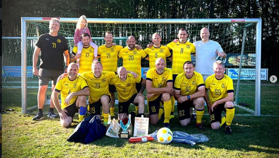 Mannschaftsfoto der Alten Herren des Neuburger SV vor dem Tor