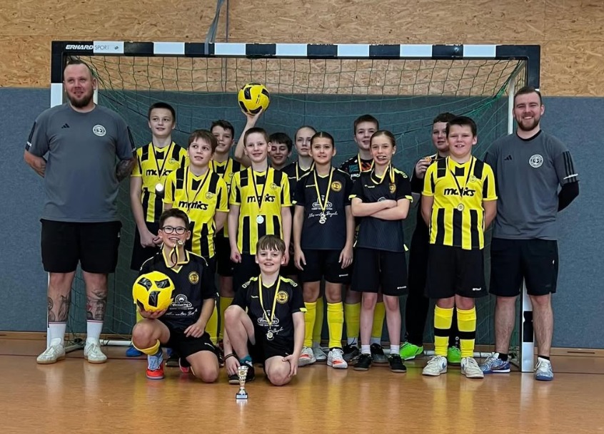 Mannschaftsfoto der D-Junioren des Neuburger SV mit Medaillen
