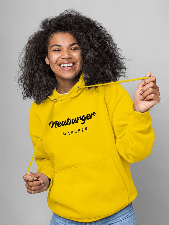 Person im gelben Neuburger-Hoodie aus dem Fanshop