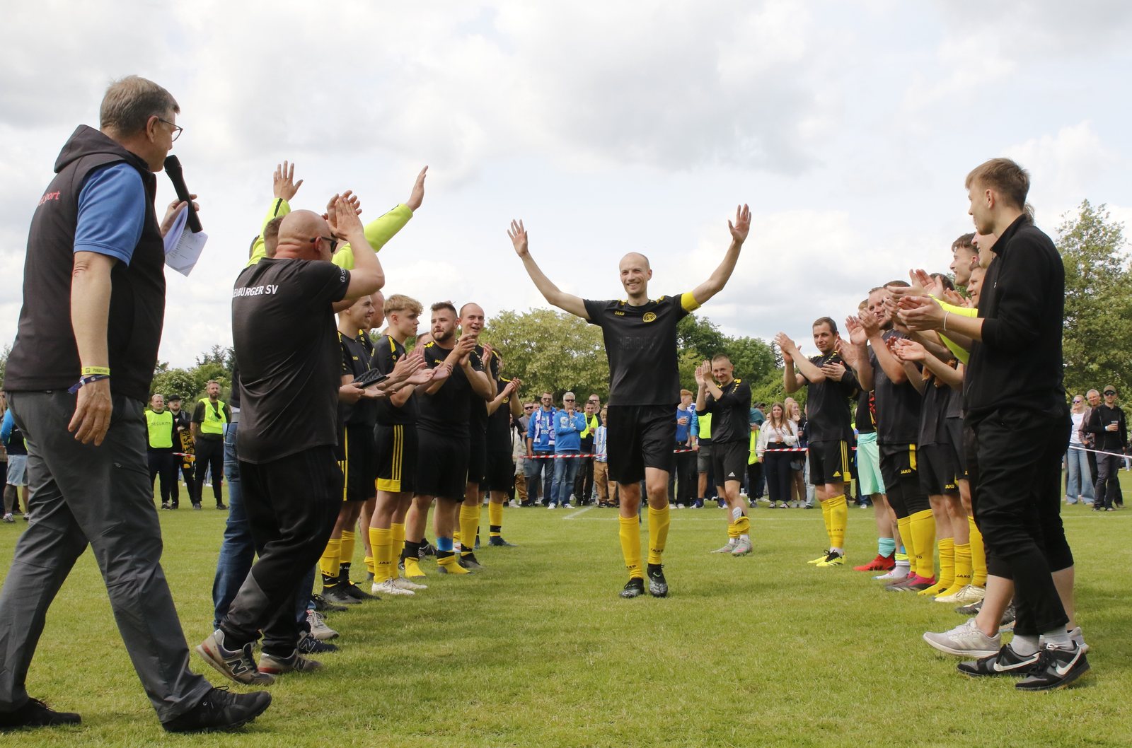 Mannschaft des Neuburger SV beim gemeinsamen Jubel auf dem Sportplatz